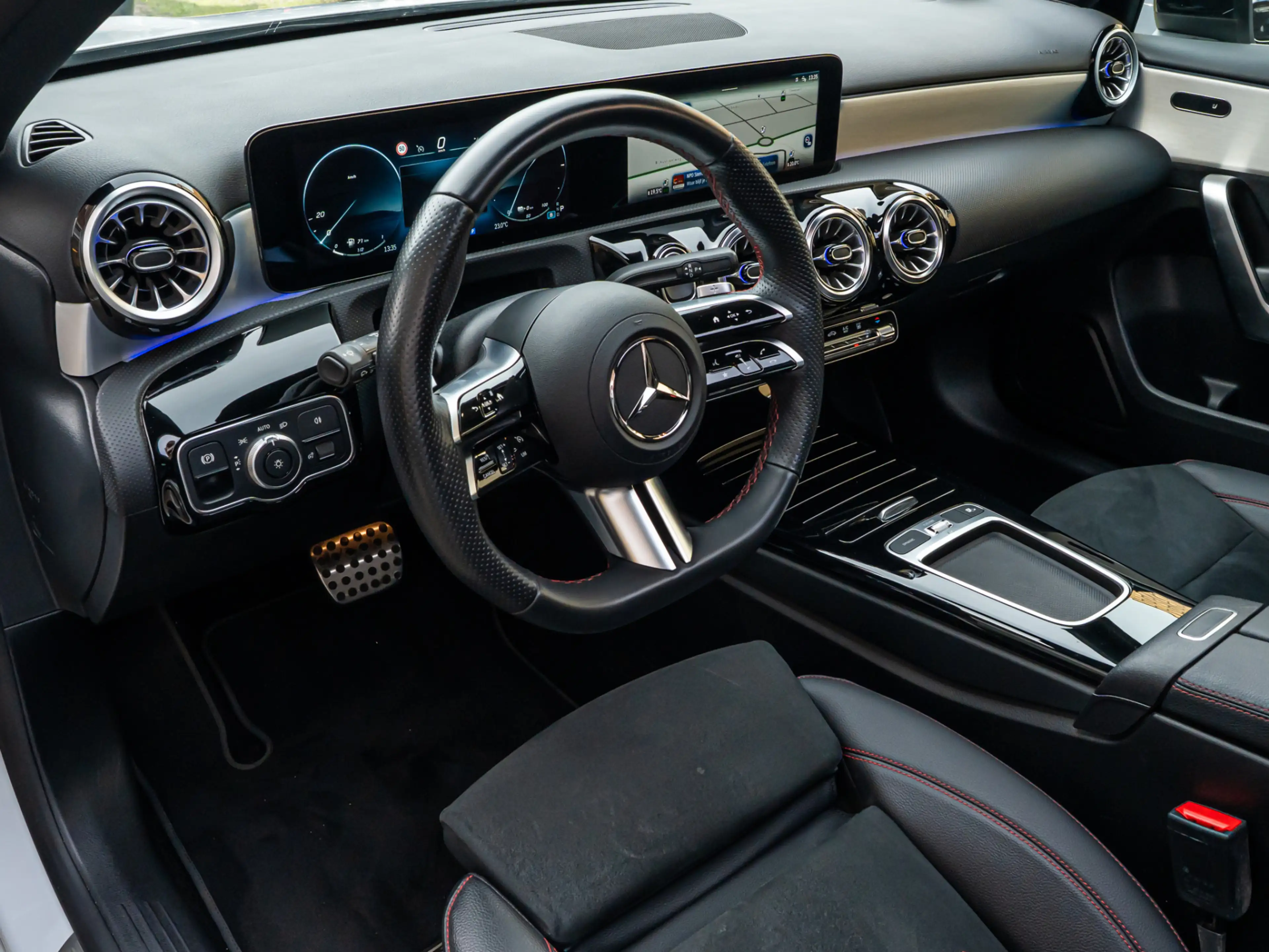 Mercedes-Benz A 250 e AMG Line PANO CAMERA 19 INCH MULTIBEAM NIGHT PAK — photo 32
