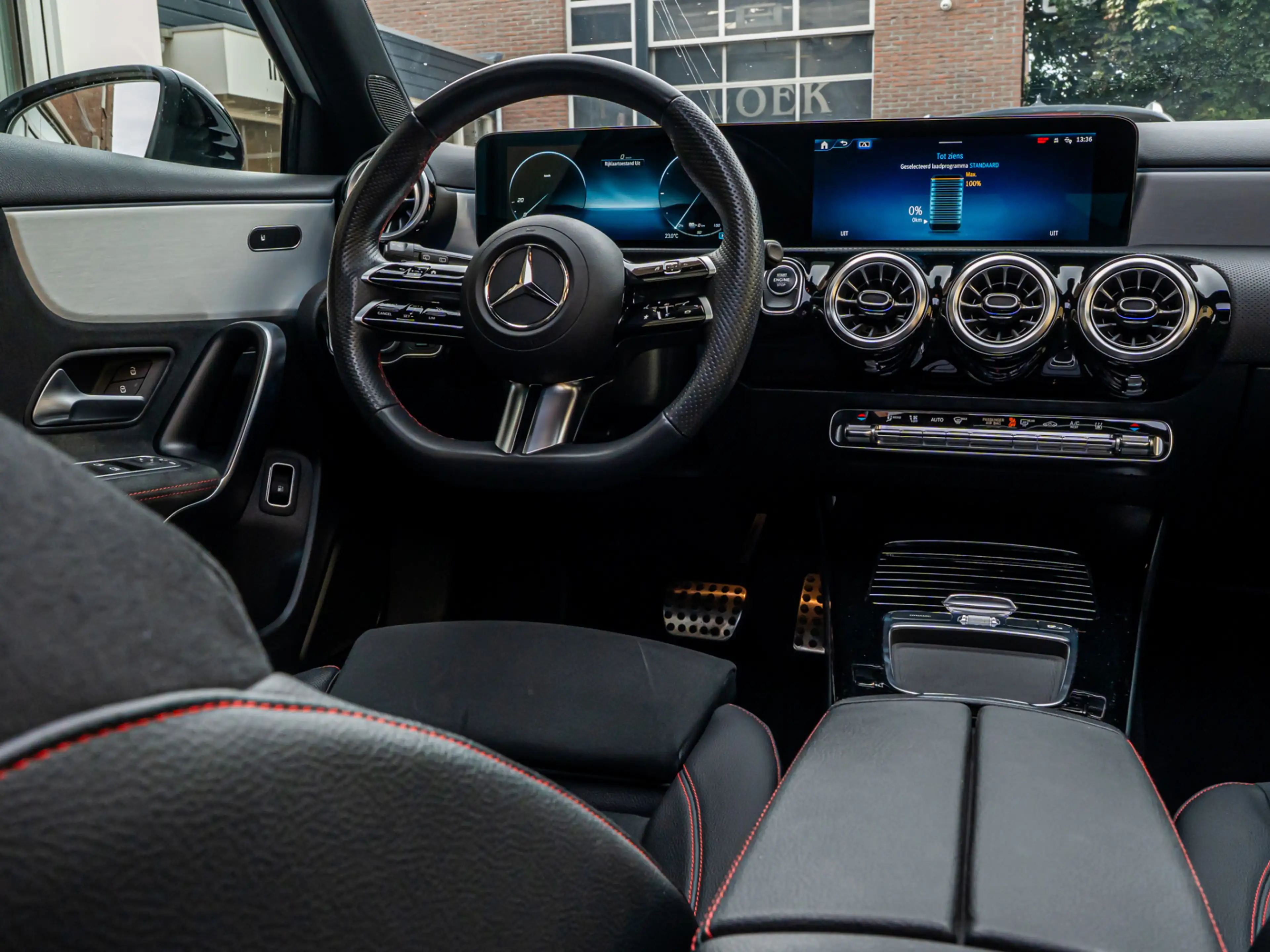 Mercedes-Benz A 250 e AMG Line PANO CAMERA 19 INCH MULTIBEAM NIGHT PAK — photo 26