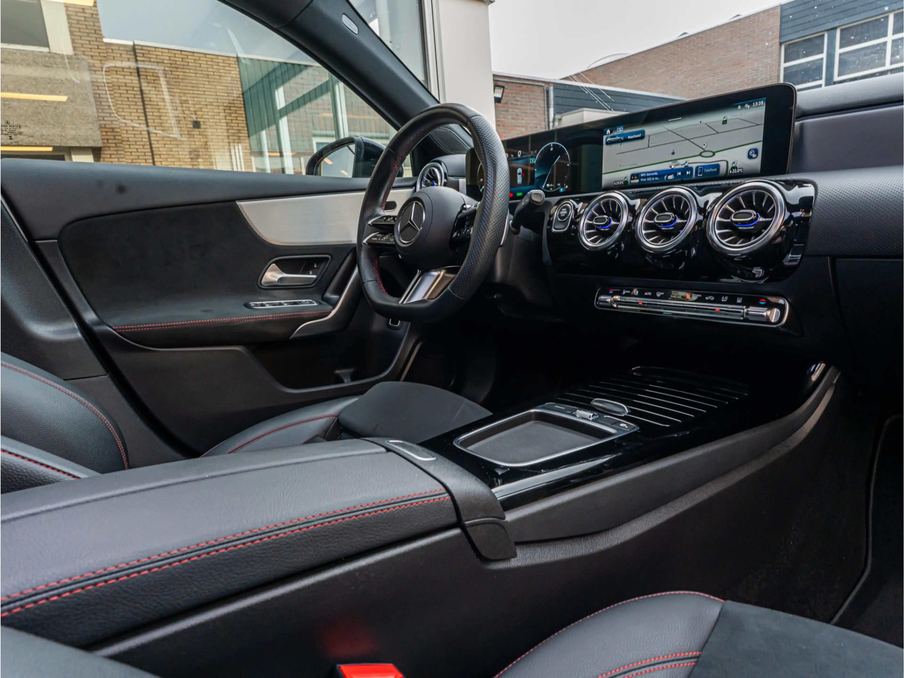 Mercedes-Benz A 250 e AMG Line PANO CAMERA 19 INCH MULTIBEAM NIGHT PAK — photo 17