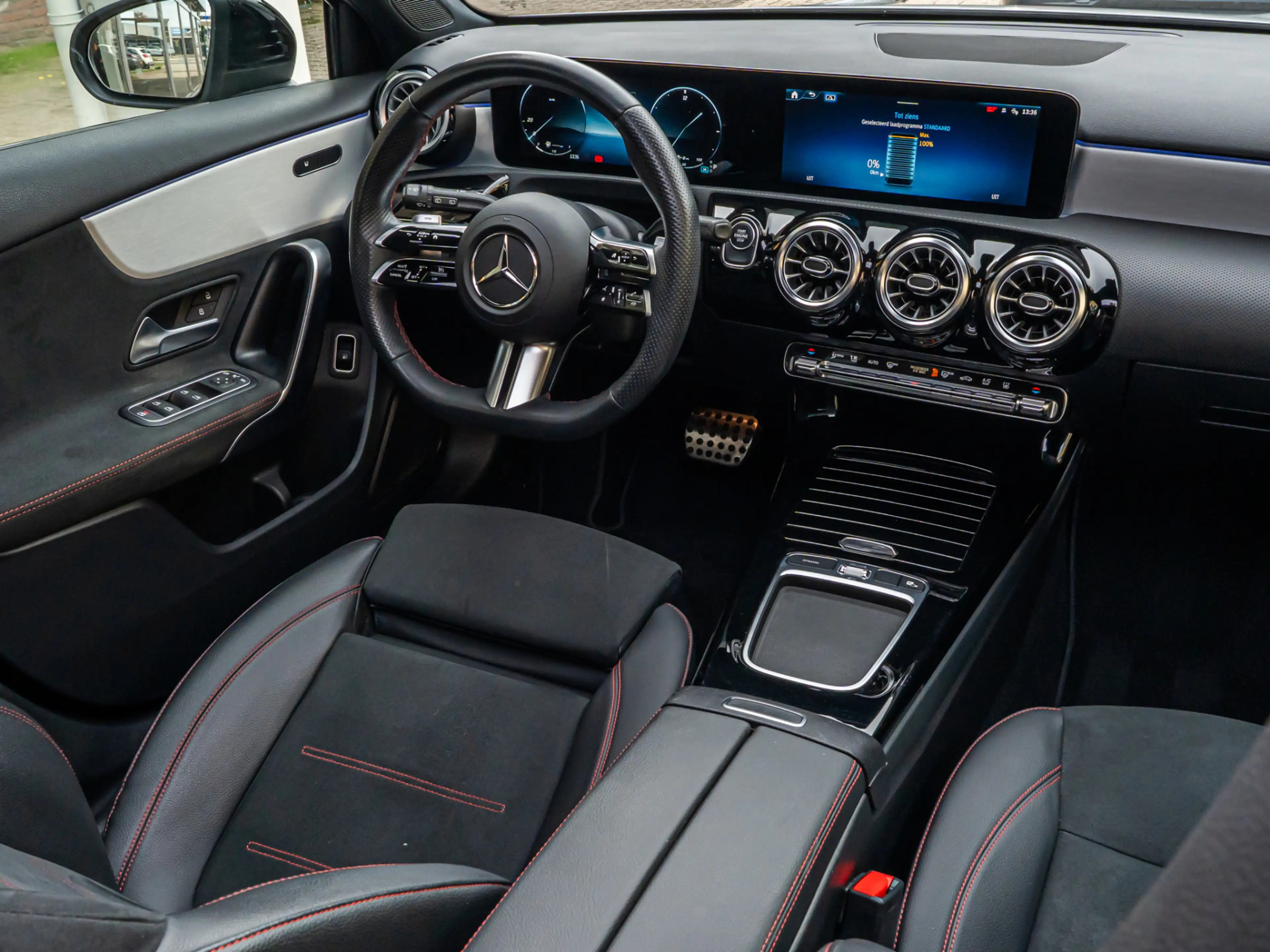 Mercedes-Benz A 250 e AMG Line PANO CAMERA 19 INCH MULTIBEAM NIGHT PAK — photo 2