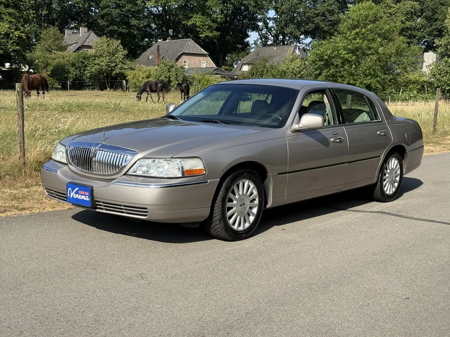 Lincoln Town Car Towncar Beige - 2