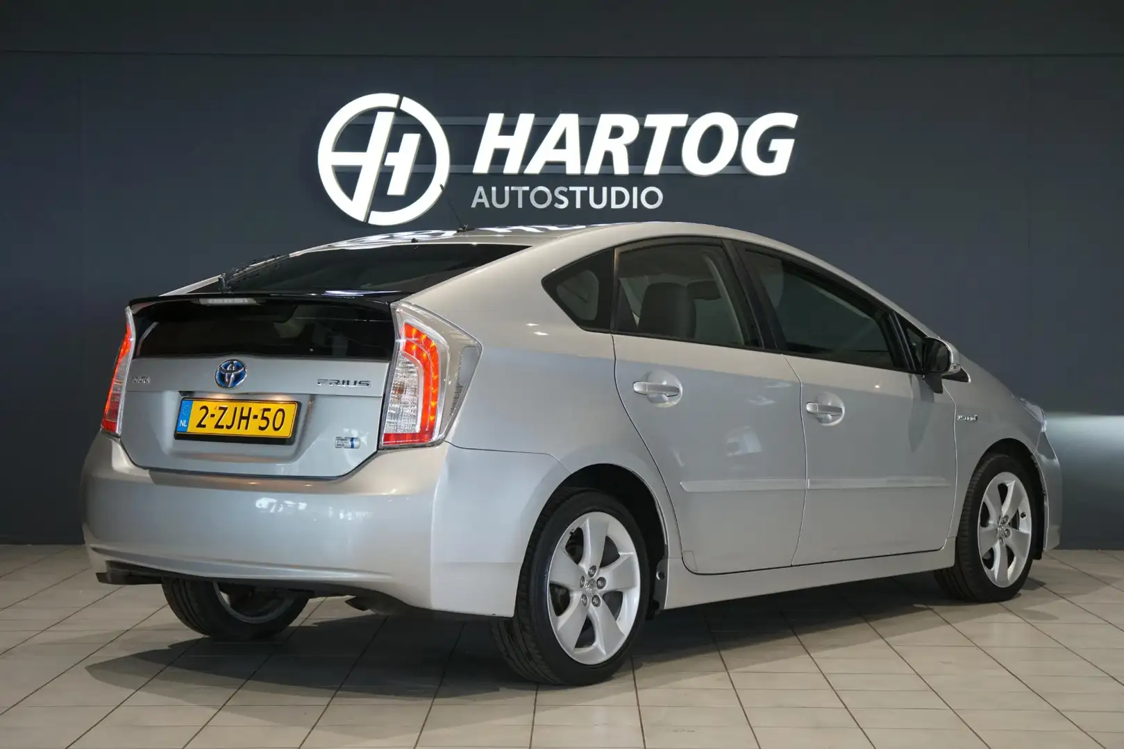 Toyota Prius 1.8 Dynamic Business + DEALER ONDERHOUDEN / 1e EIG Grijs - 2