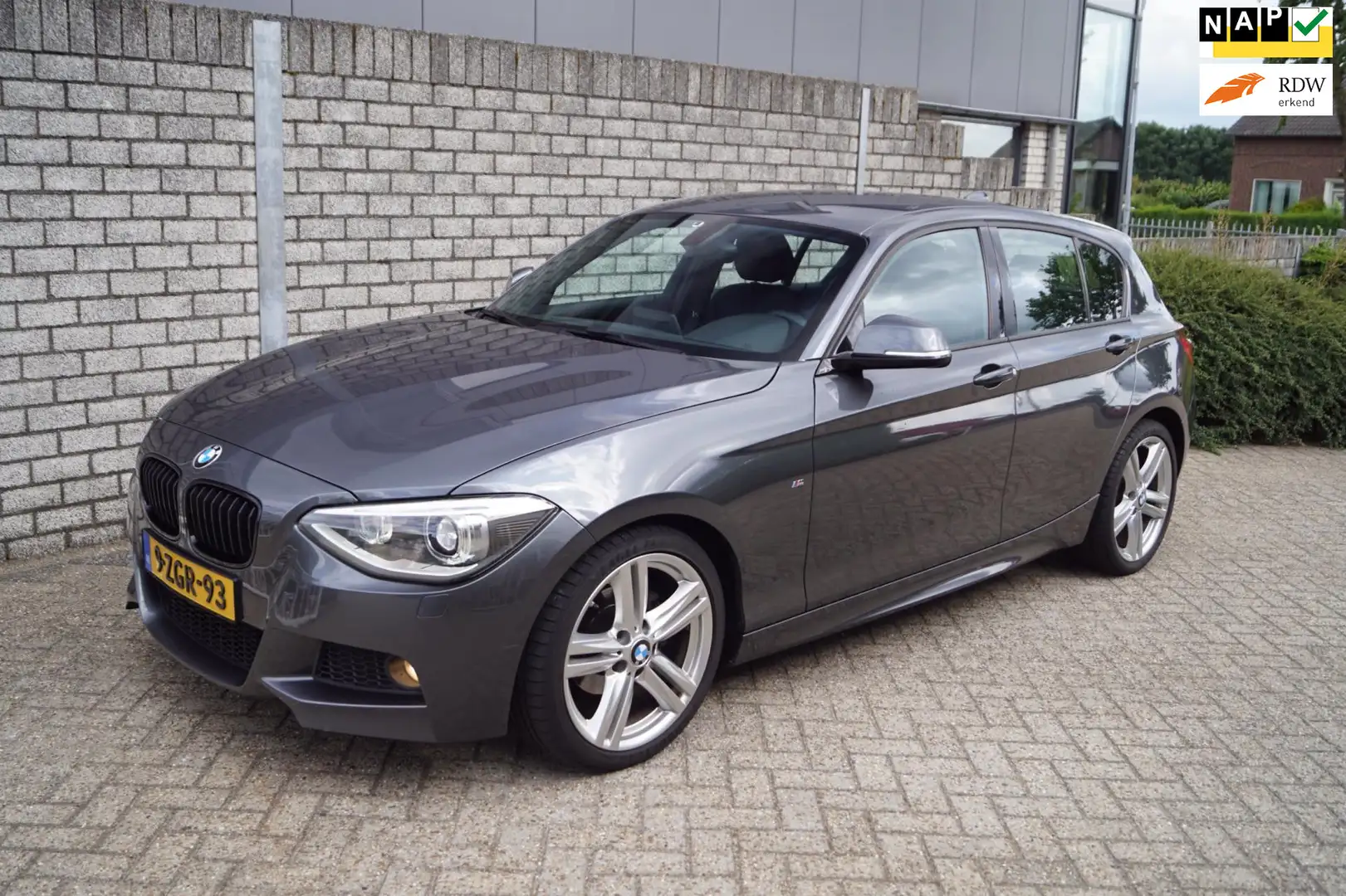 BMW 116 1-serie 116i Executive M Sport 5 DRS Alcantara Spo Grijs - 1
