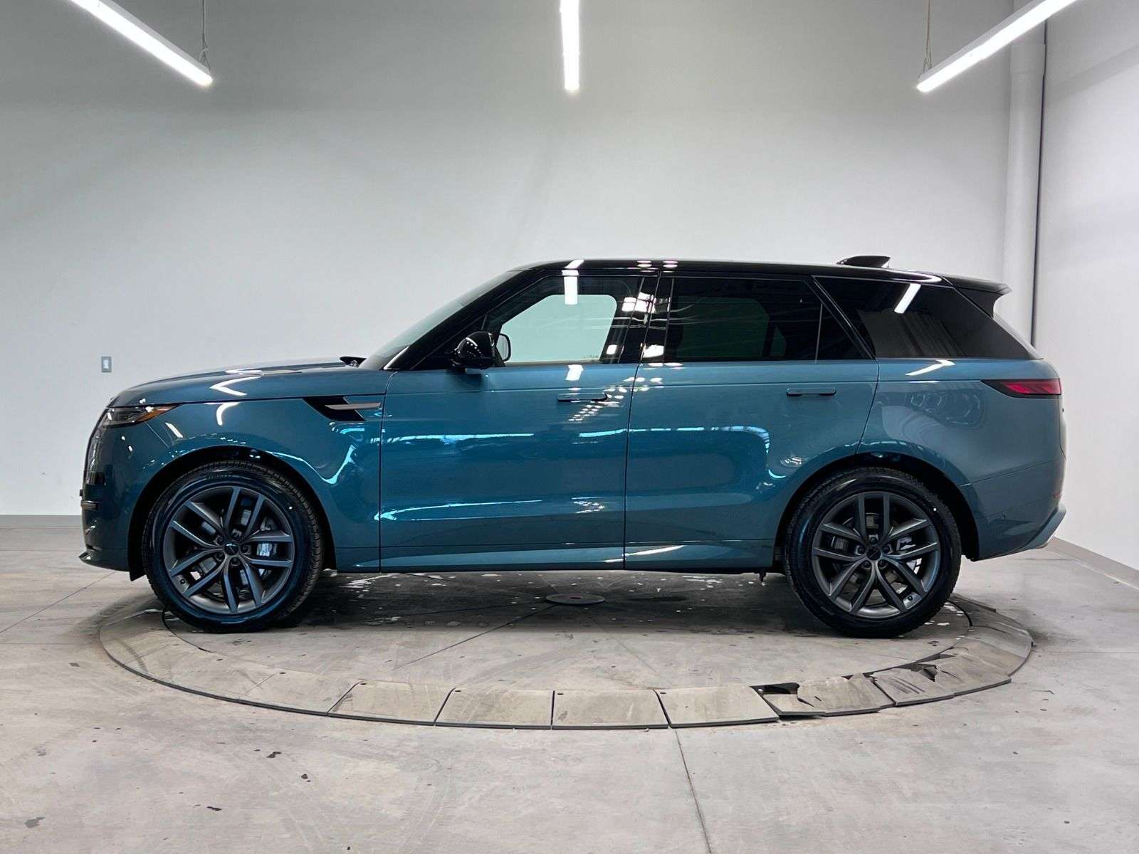 2026 Land Rover Range Rover Sport P400 DYNAMIC HSE alt 2