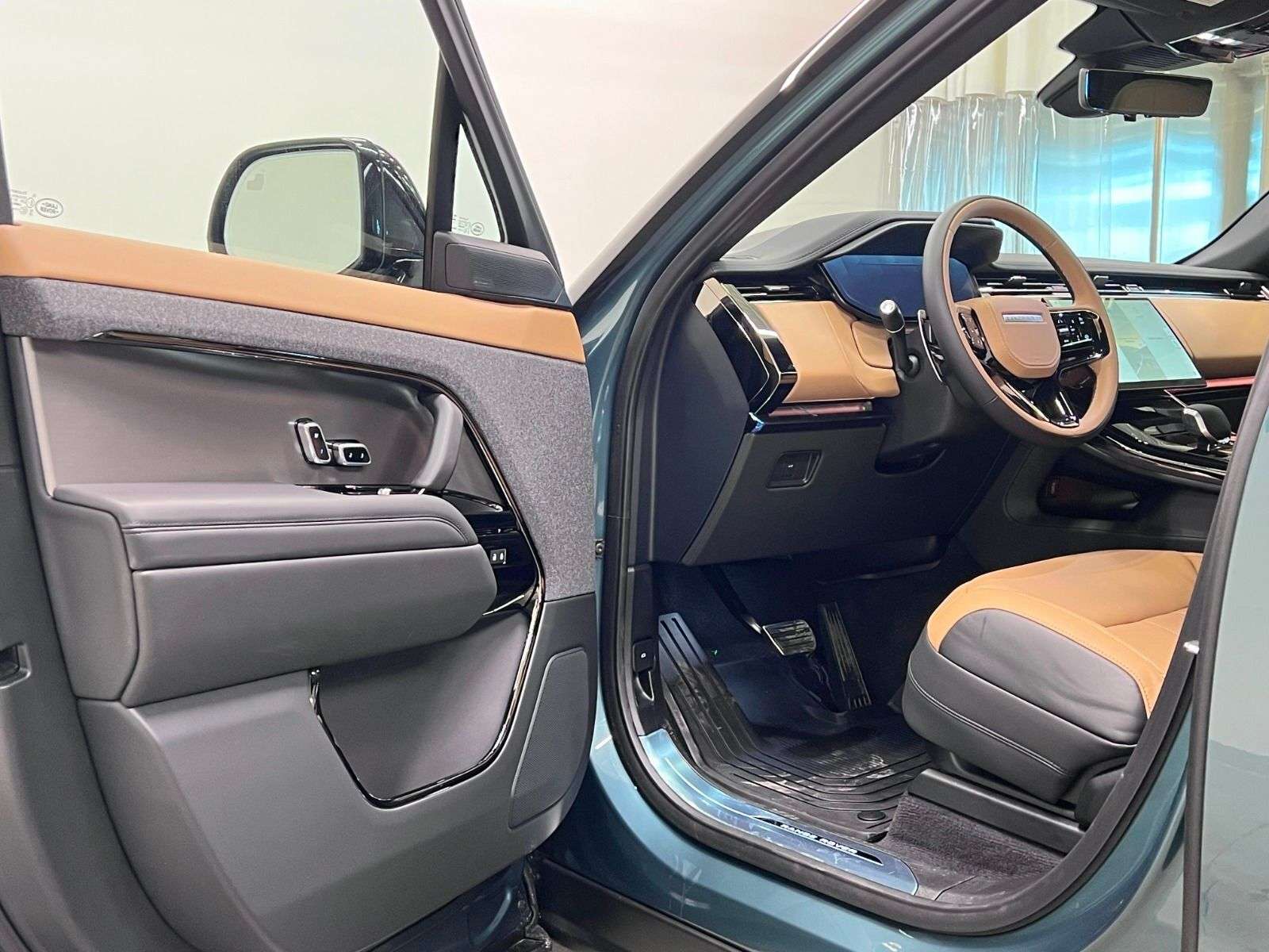 2026 Land Rover Range Rover Sport P400 DYNAMIC HSE alt 4
