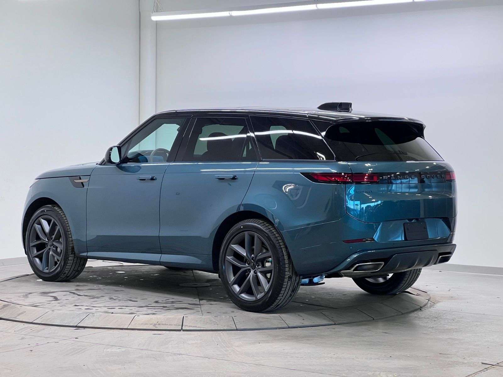 2026 Land Rover Range Rover Sport P400 DYNAMIC HSE alt 3