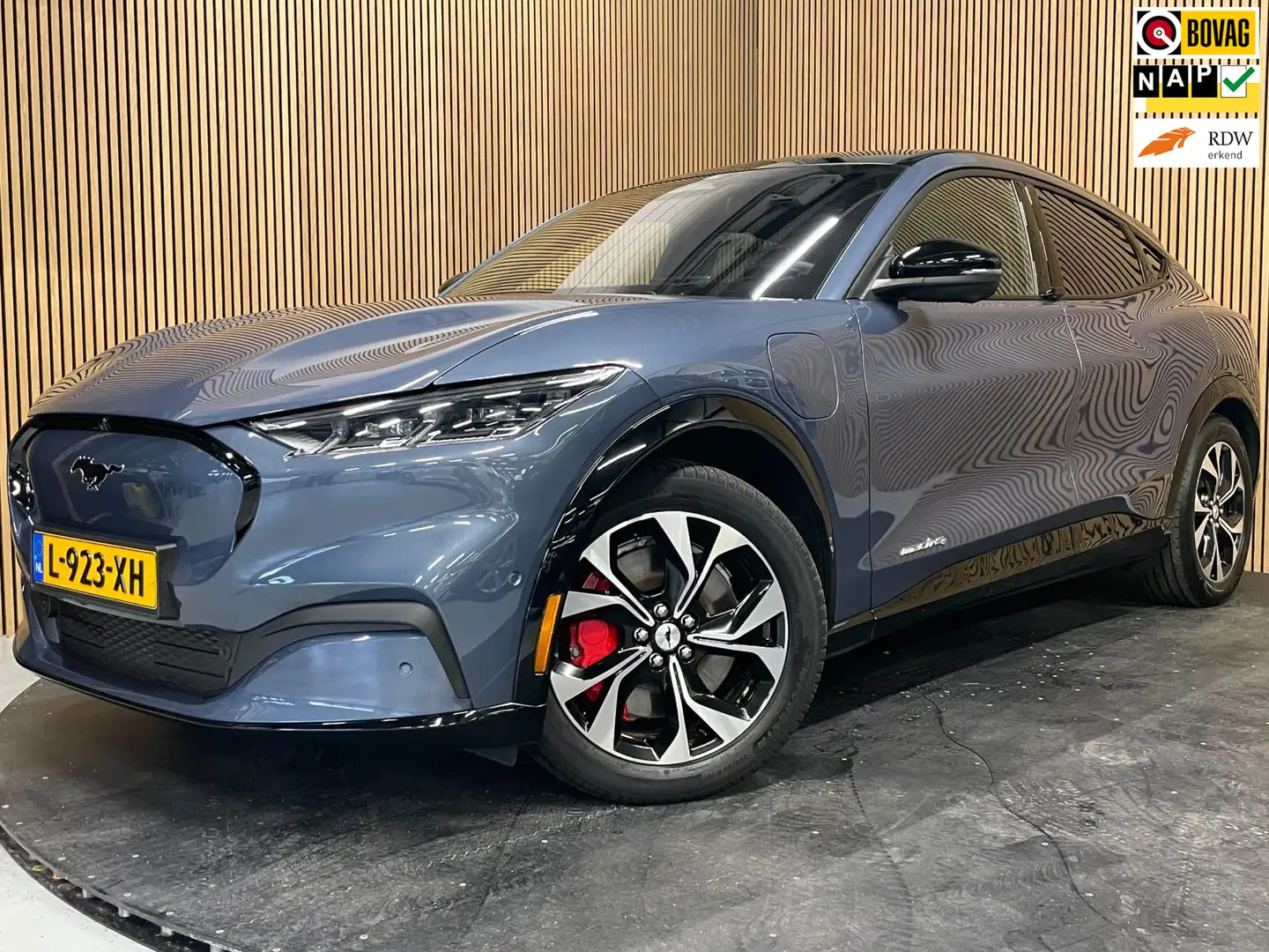 Ford Mustang Mach-E AWD 75 kWh|FULL OPTION|PANO|LEDER|B&O AUDIO|ACC|36 Blauw - 1
