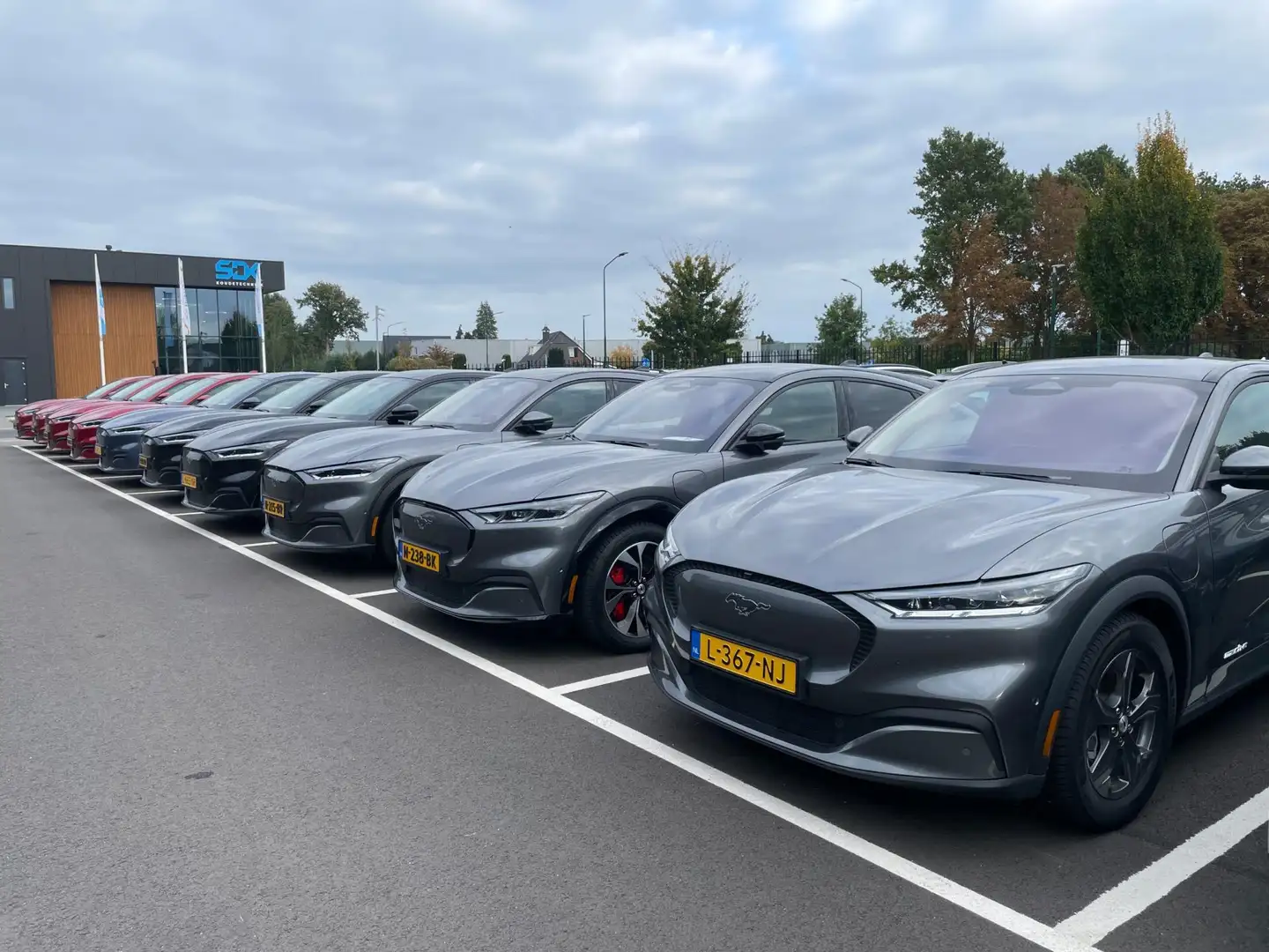 Ford Mustang Mach-E AWD 75 kWh|FULL OPTION|PANO|LEDER|B&O AUDIO|ACC|36 Blauw - 2