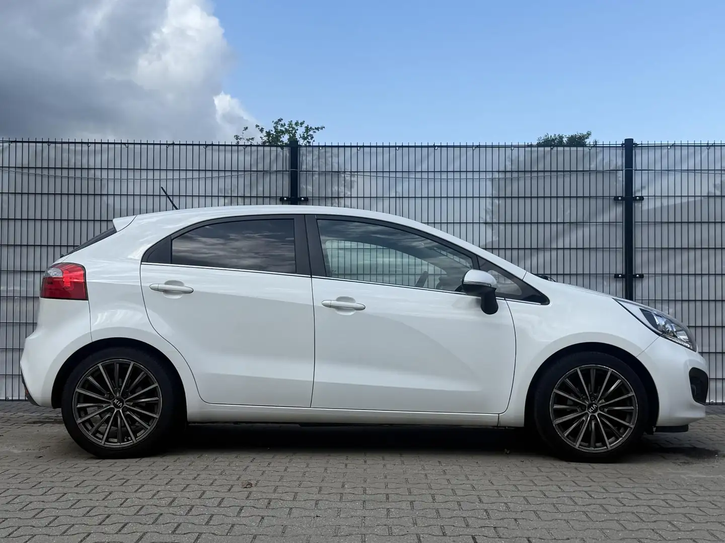 Kia Rio 1.2 CVVT World Cup Edition 5Drs Navi! Wit - 2