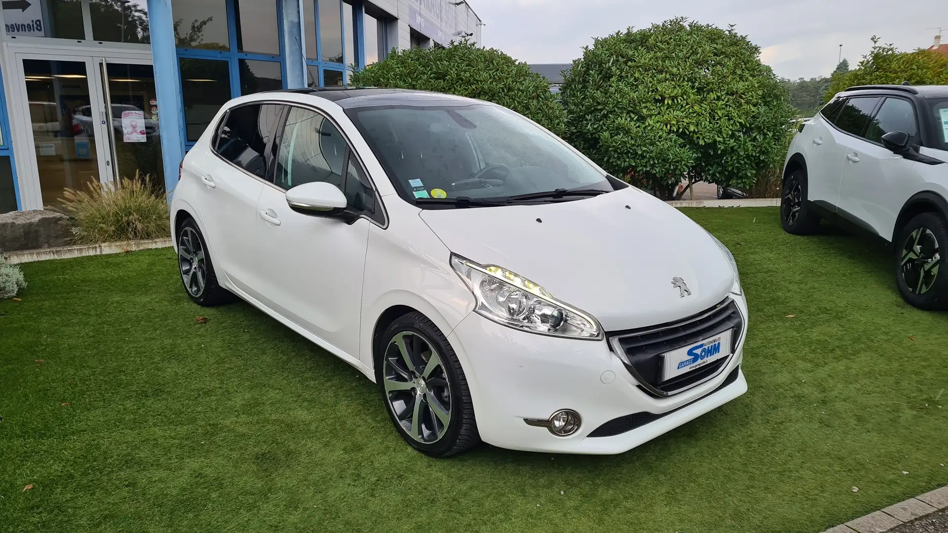 Peugeot 208 1.6 E-HDI115 FAP FELINE 5P Wit - 1