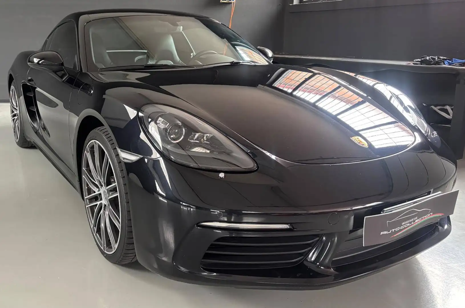 Porsche 718 Cayman Schwarz - 1