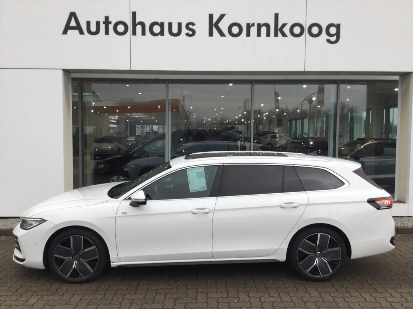 Volkswagen Passat Variant 1.5 eTSI DSG R-Line LED NAVI APP AC Weiß - 1