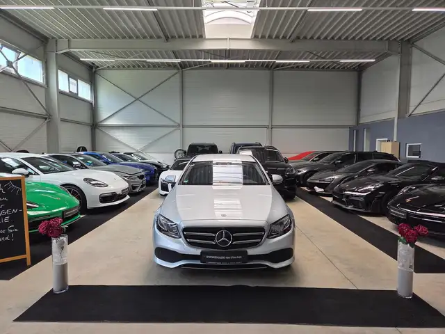 Mercedes-Benz E view 2