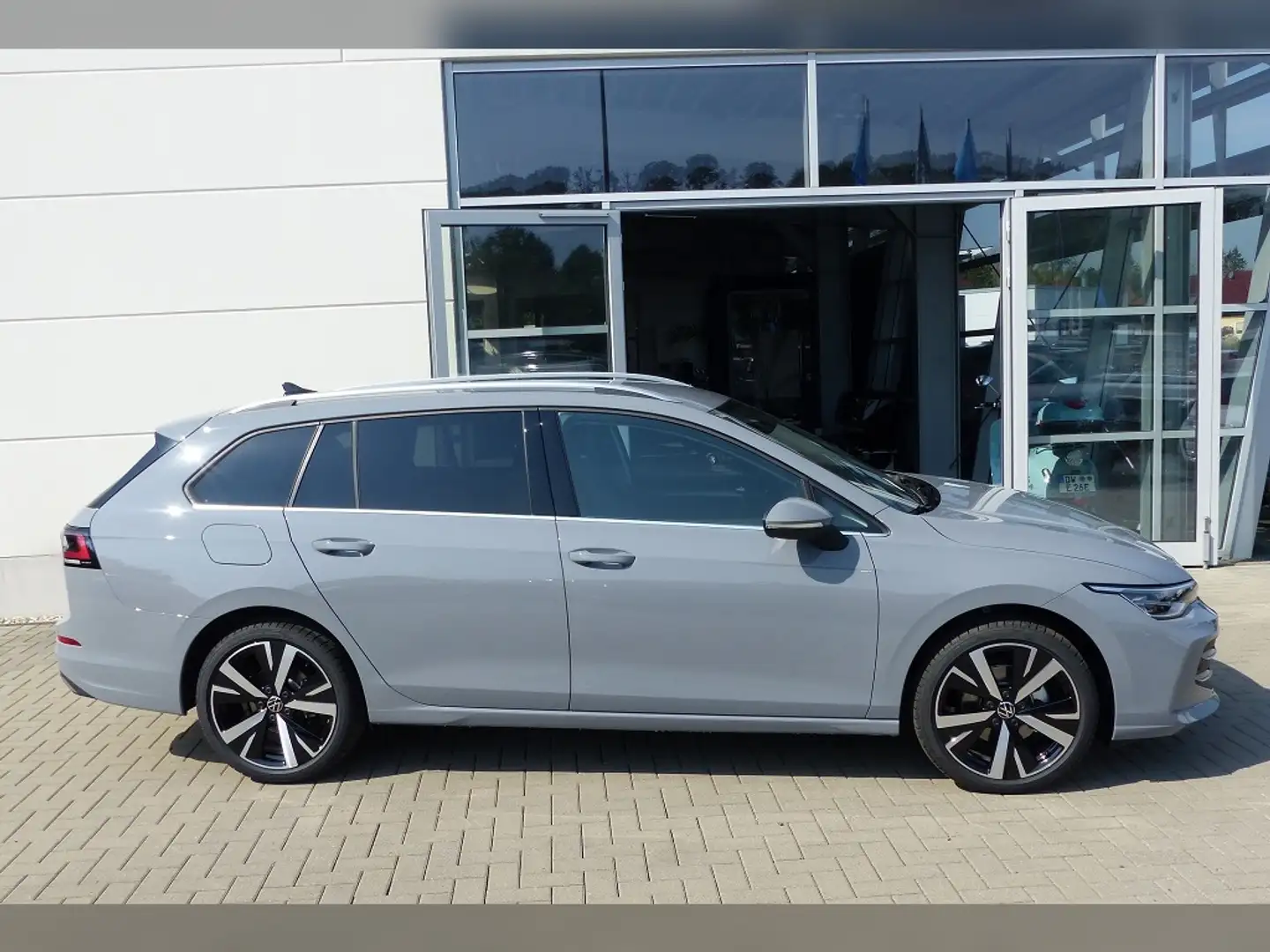 Volkswagen Golf Variant 8 Variant 1.5 eTSI DSG Style *LED*PDC*Navi* Grau - 2