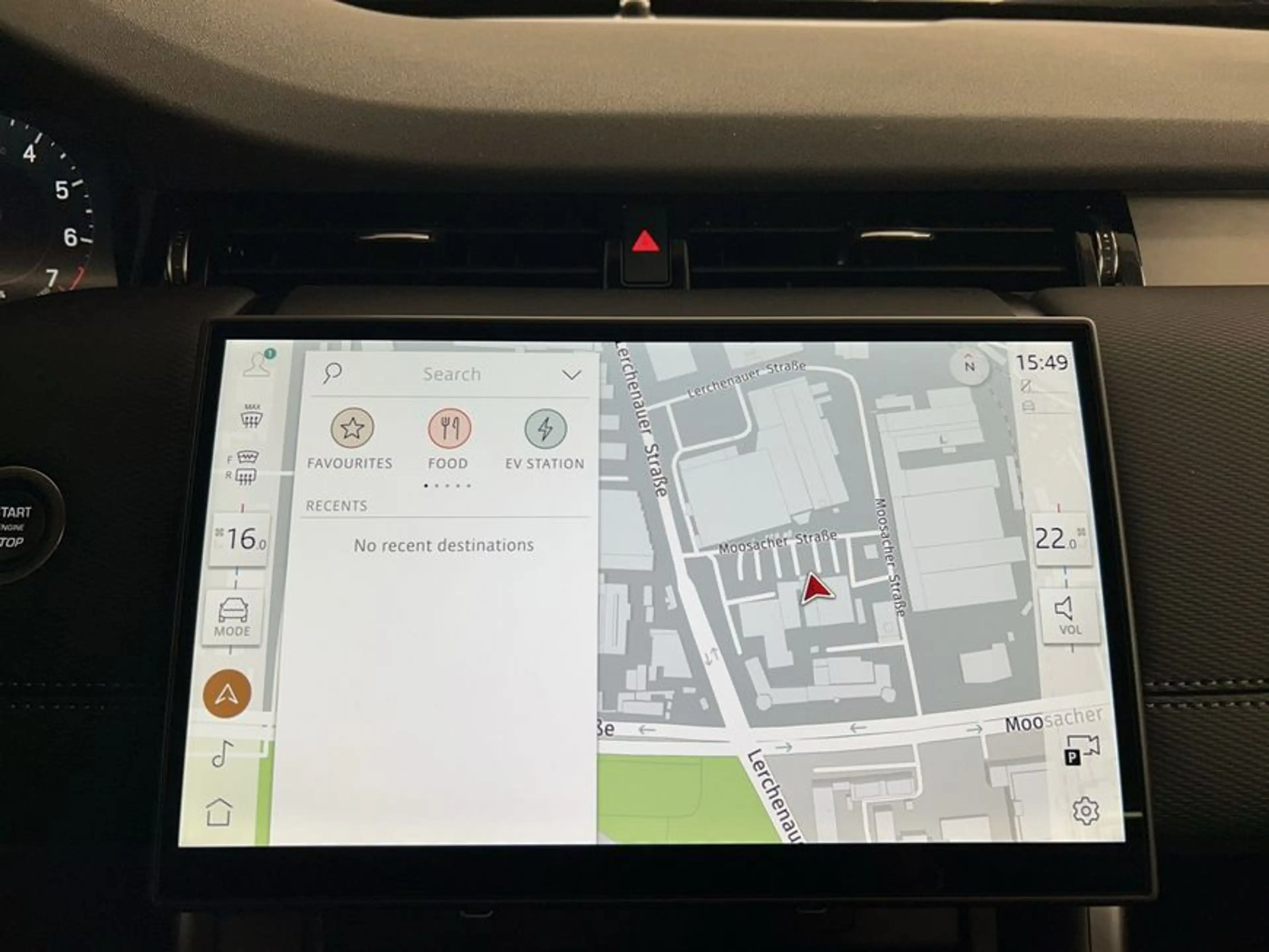 Land Rover Discovery Sport P270e Dynamic SE — photo 17