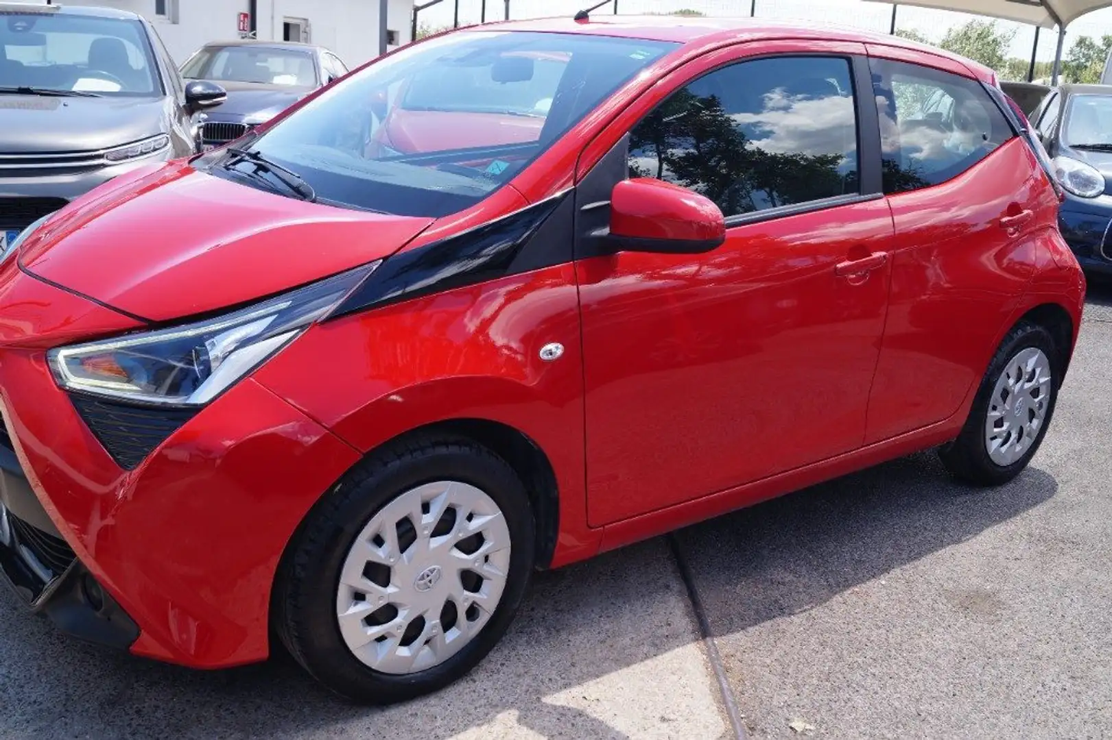 Toyota Aygo 1.0 VVT-i 72 CV 5 porte x-play Rood - 2