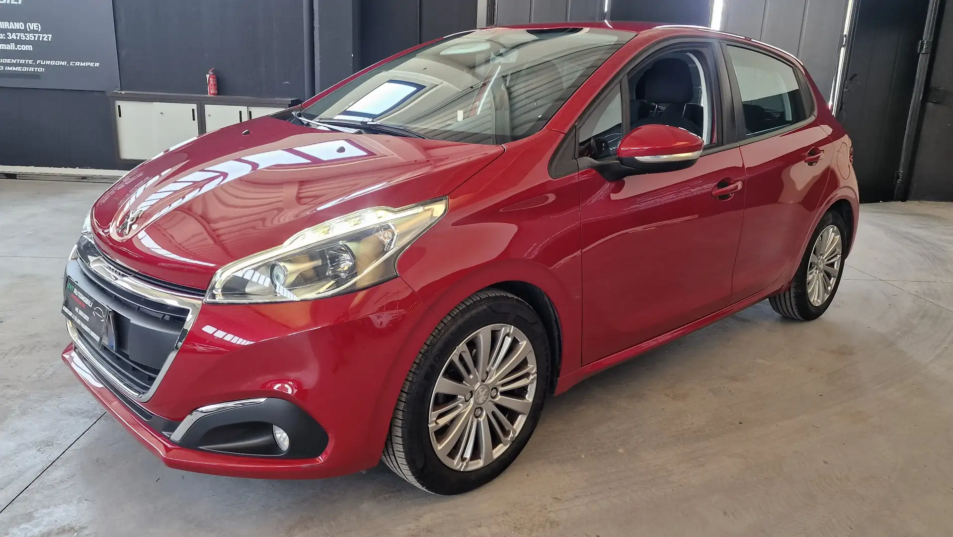 Peugeot 208 208 5p 1.6 bluehdi Active 75cv crvena - 2