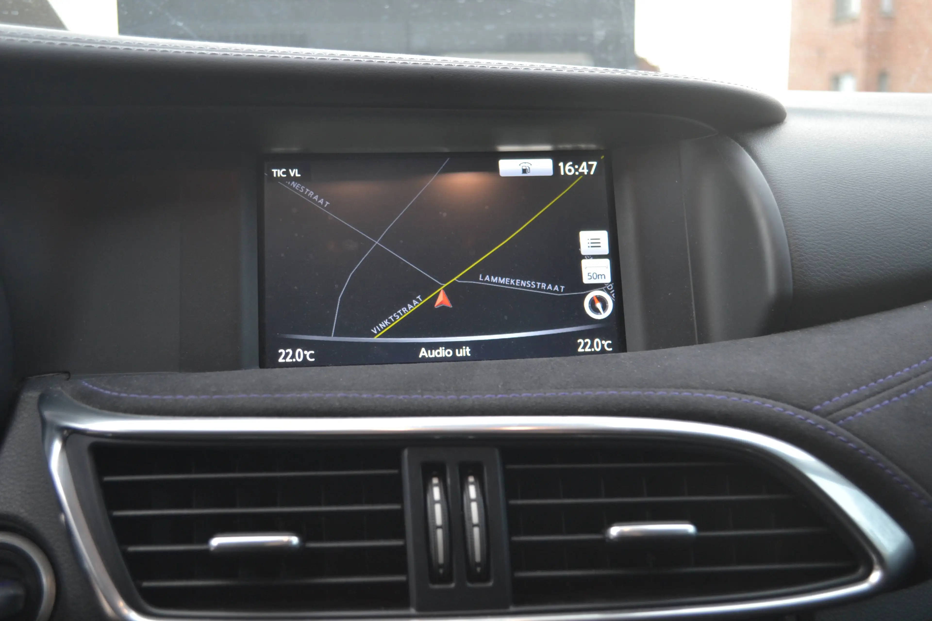 Infiniti Q30 ALCANTARA/LED/SURROUND CAMRA — photo 13