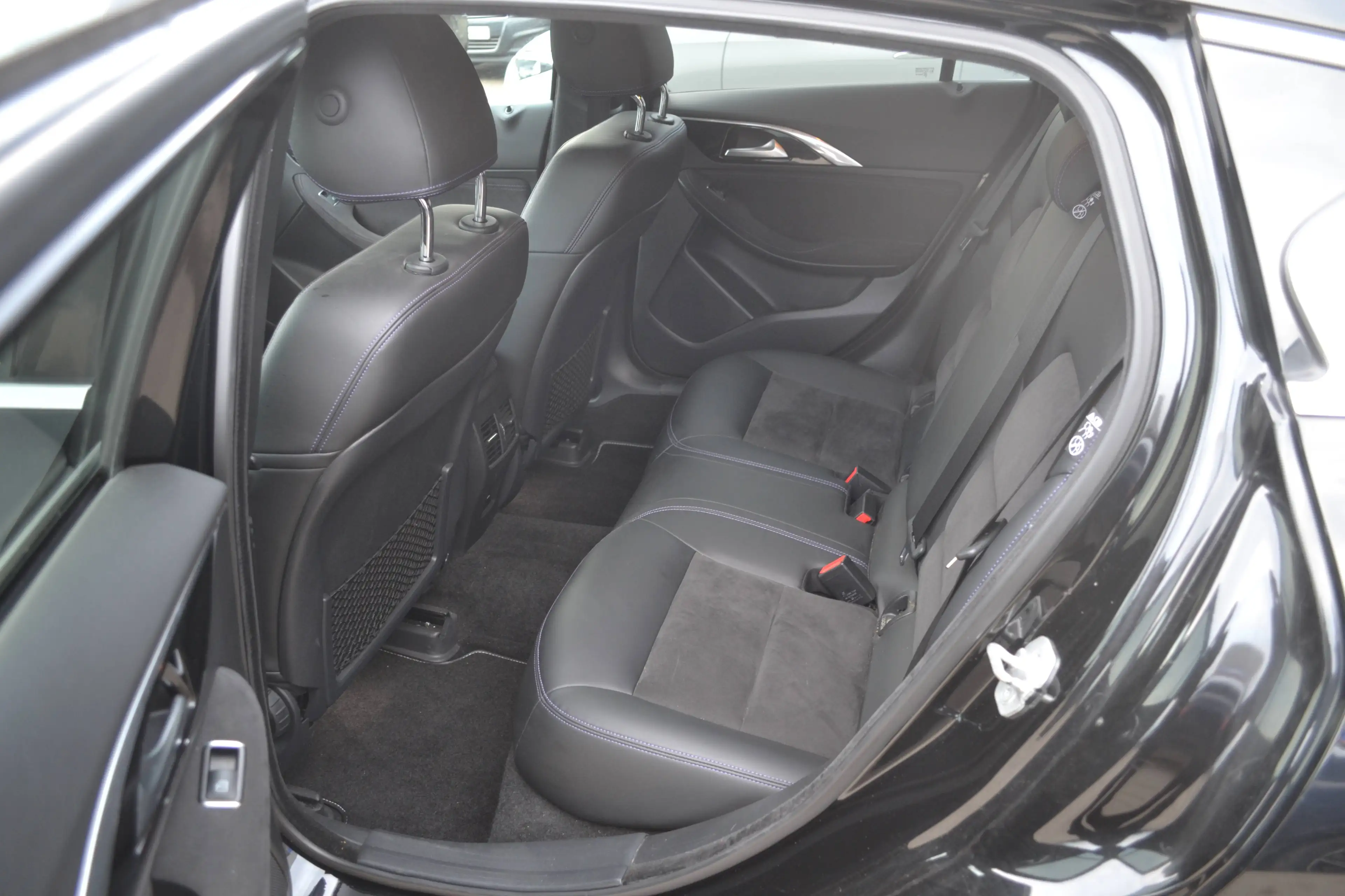 Infiniti Q30 ALCANTARA/LED/SURROUND CAMRA — photo 21