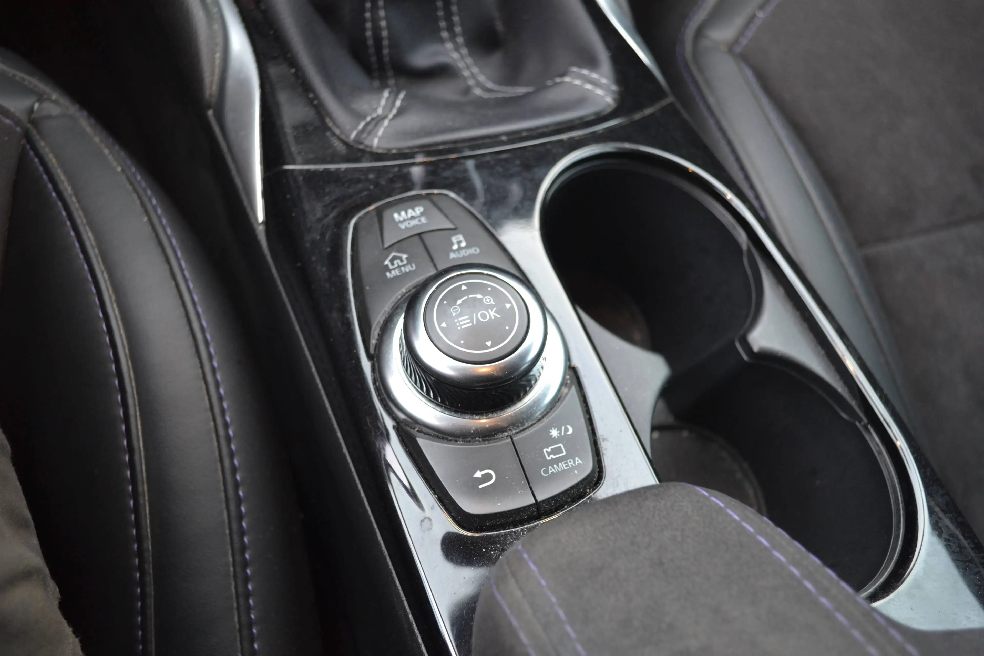 Infiniti Q30 ALCANTARA/LED/SURROUND CAMRA — photo 17