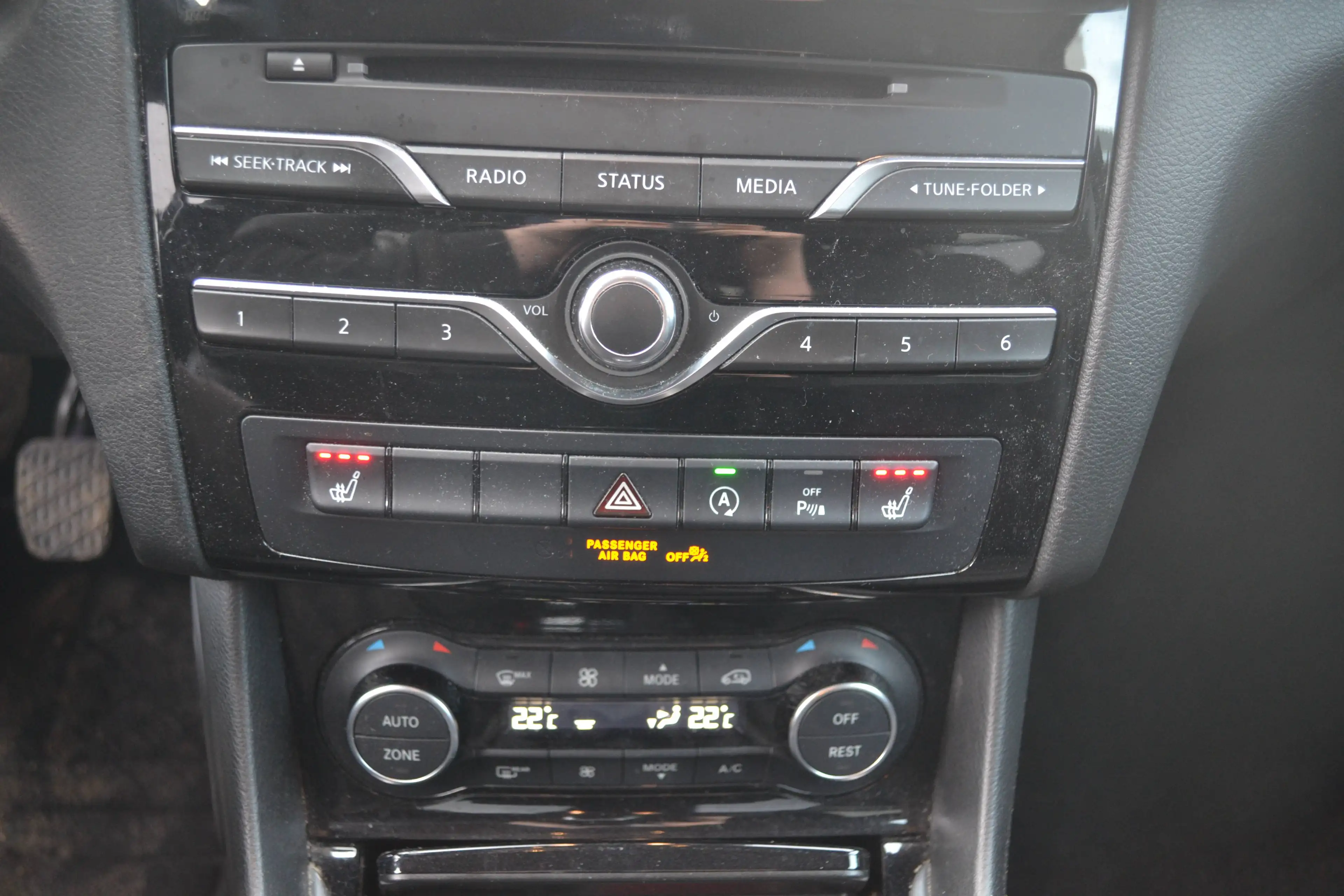 Infiniti Q30 ALCANTARA/LED/SURROUND CAMRA — photo 15