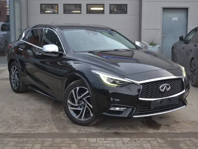 Infiniti Q30 ALCANTARA/LED/SURROUND CAMRA