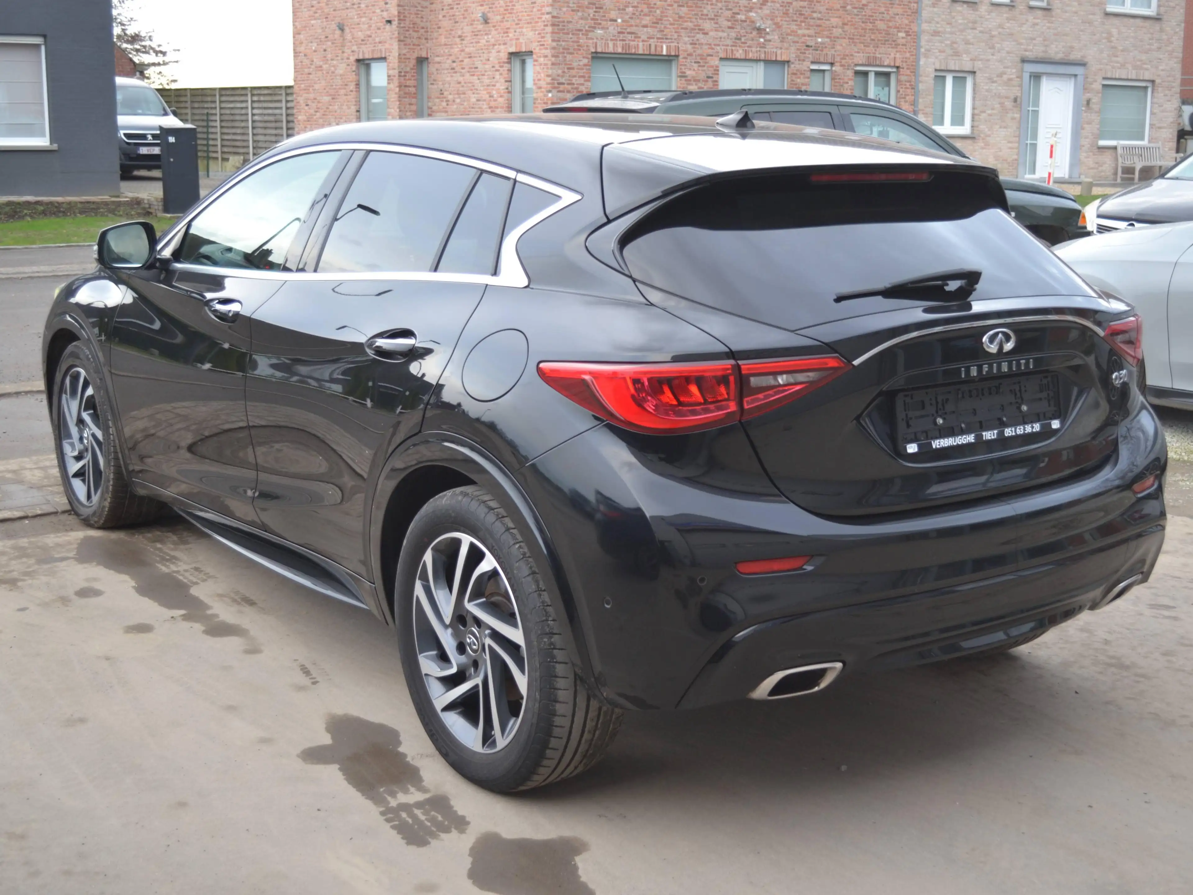Infiniti Q30 ALCANTARA/LED/SURROUND CAMRA — photo 4