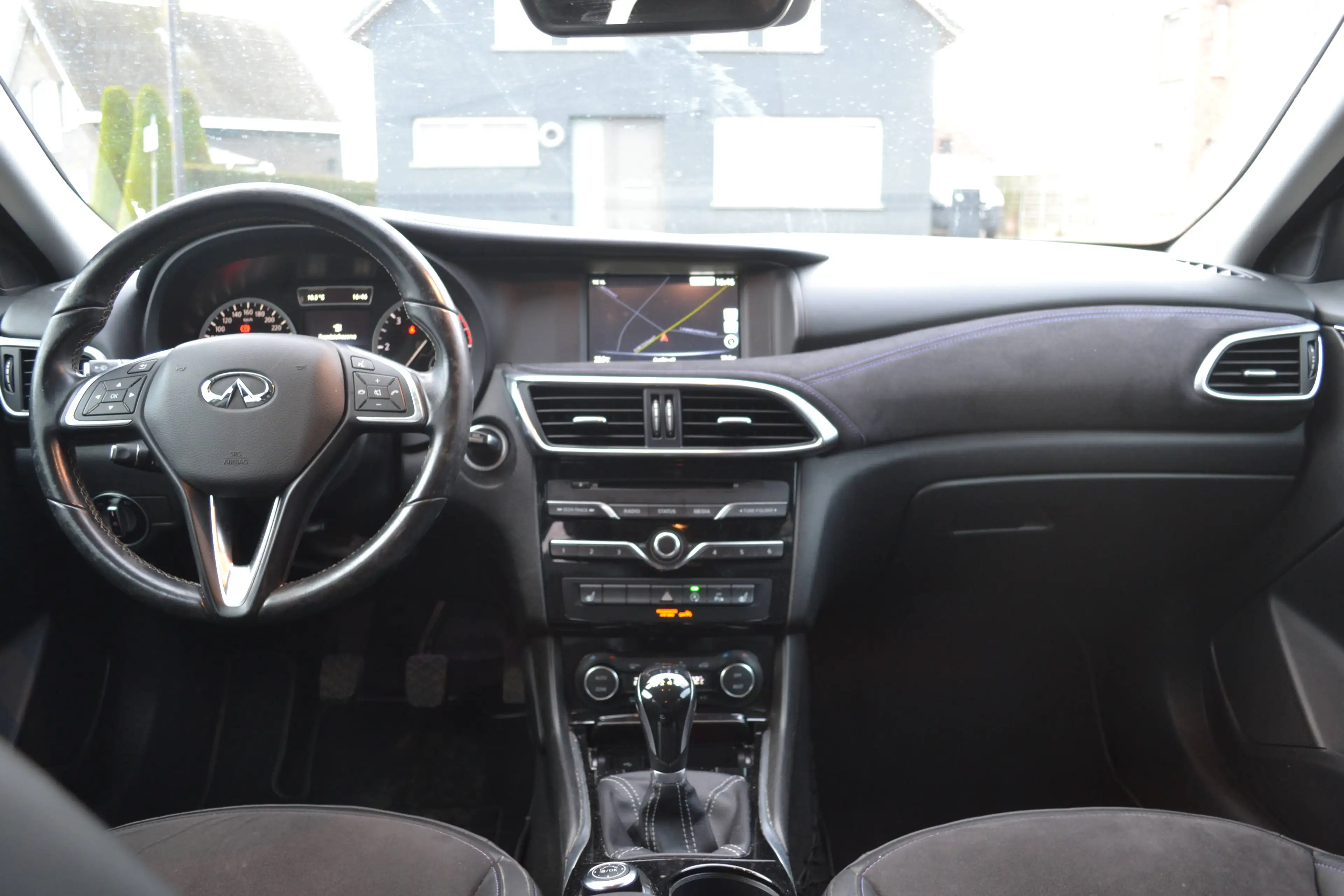 Infiniti Q30 ALCANTARA/LED/SURROUND CAMRA — photo 7
