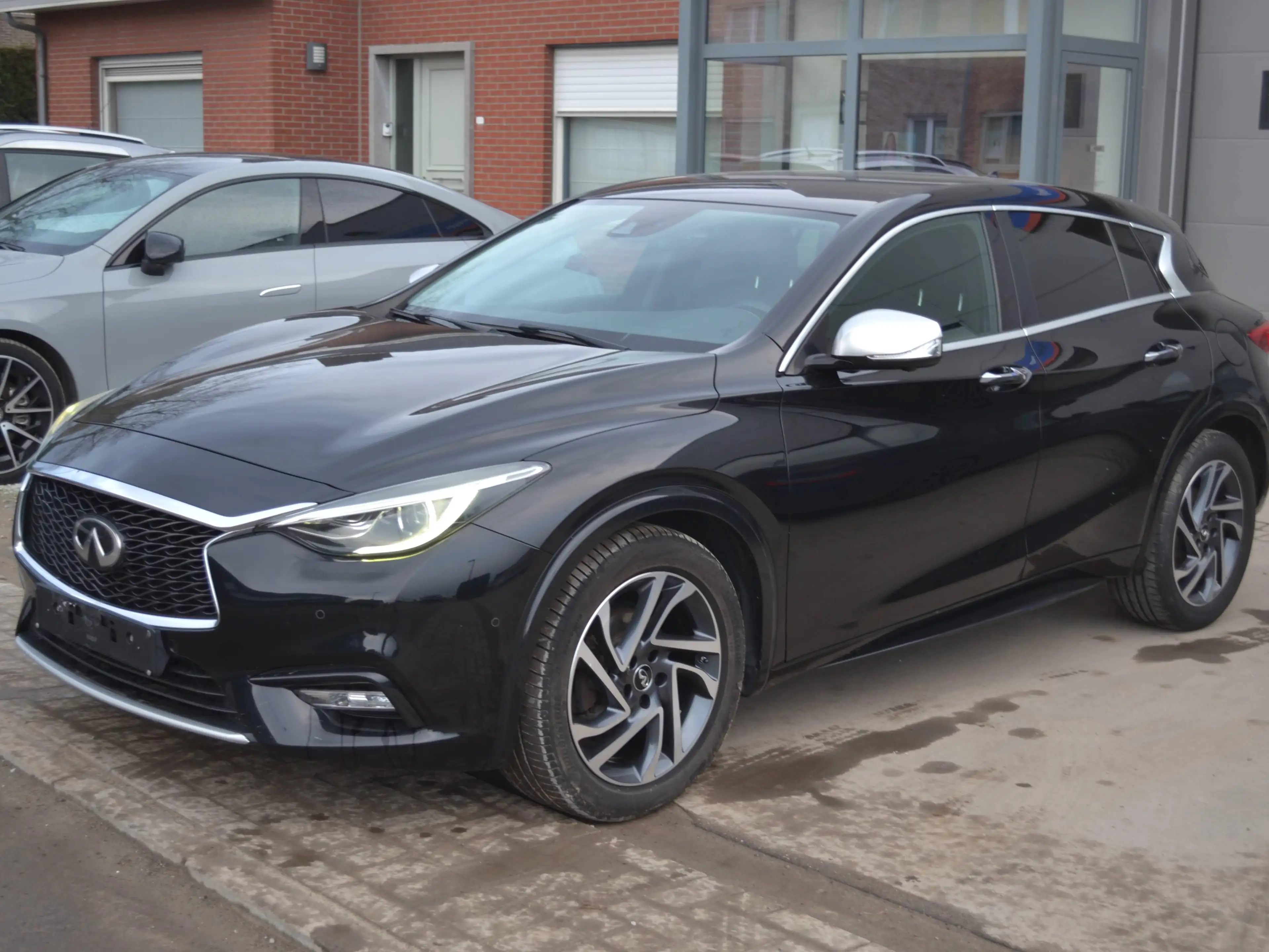 Infiniti Q30 ALCANTARA/LED/SURROUND CAMRA — photo 3
