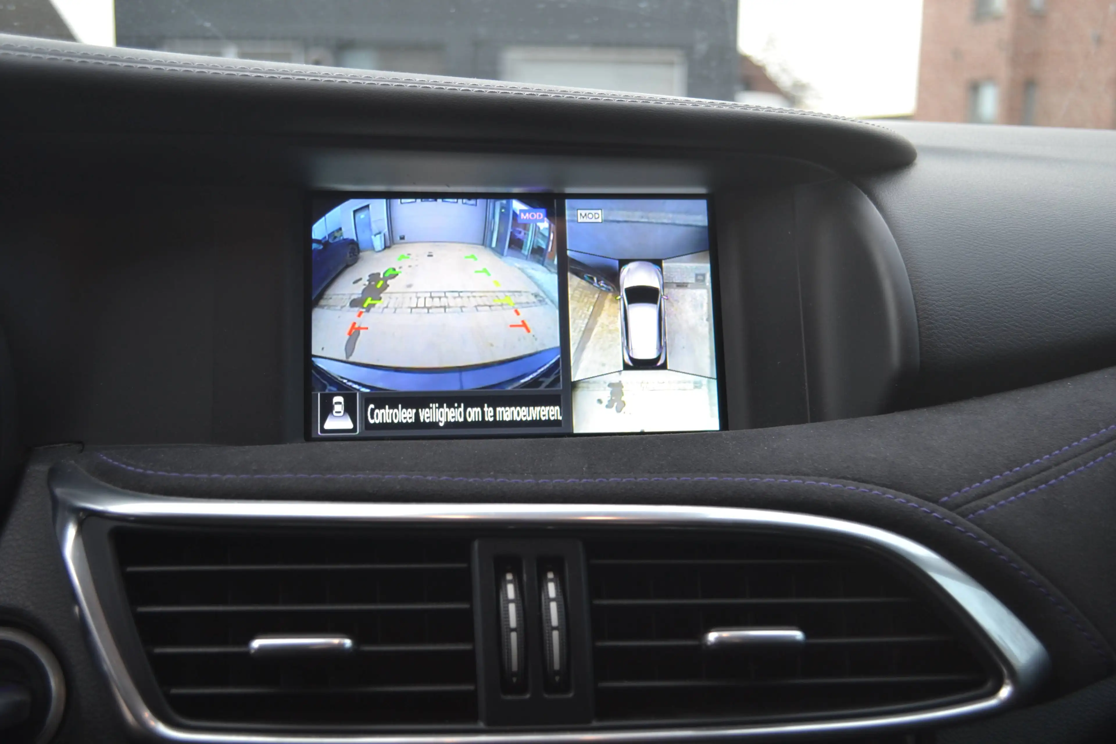 Infiniti Q30 ALCANTARA/LED/SURROUND CAMRA — photo 14