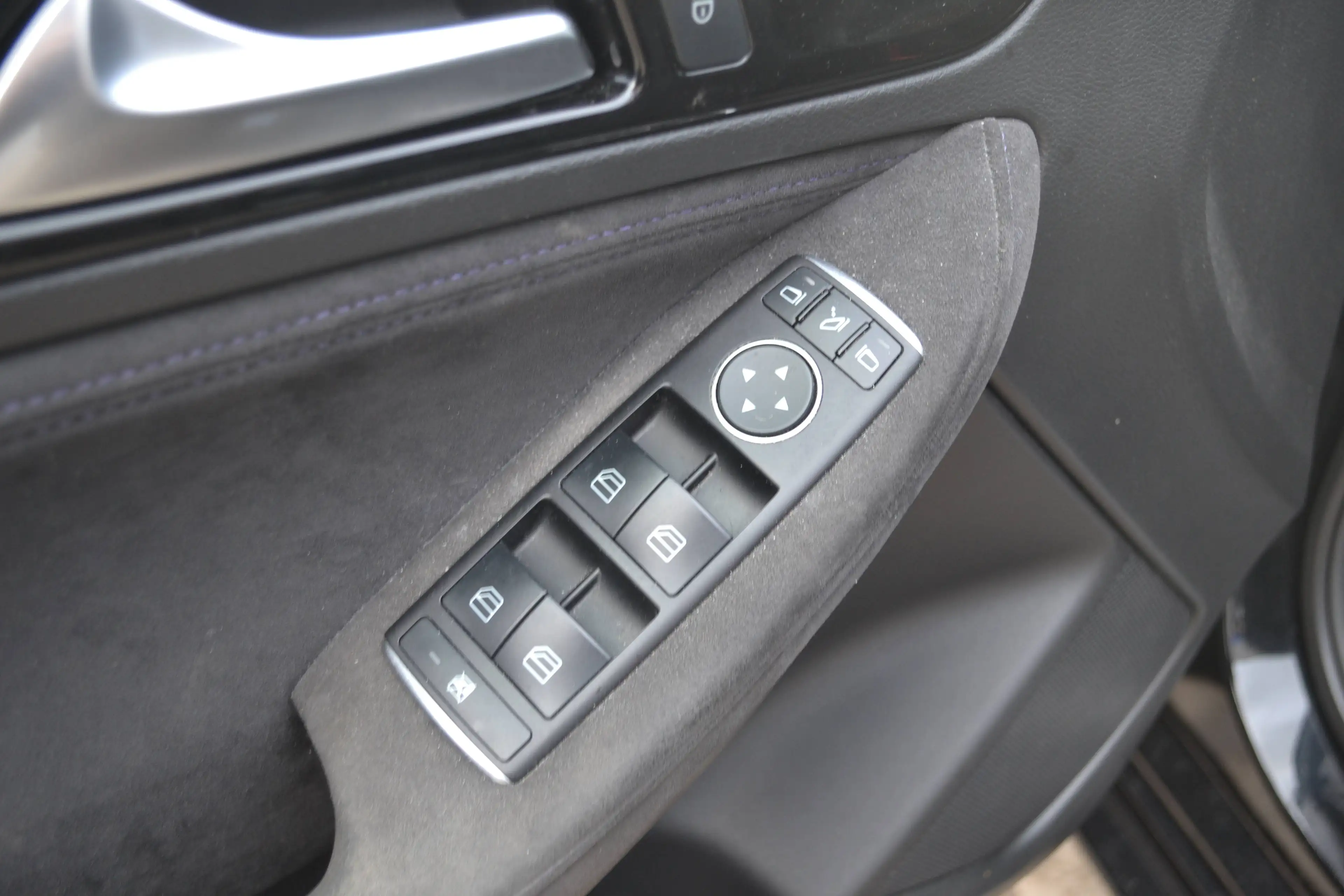 Infiniti Q30 ALCANTARA/LED/SURROUND CAMRA — photo 19