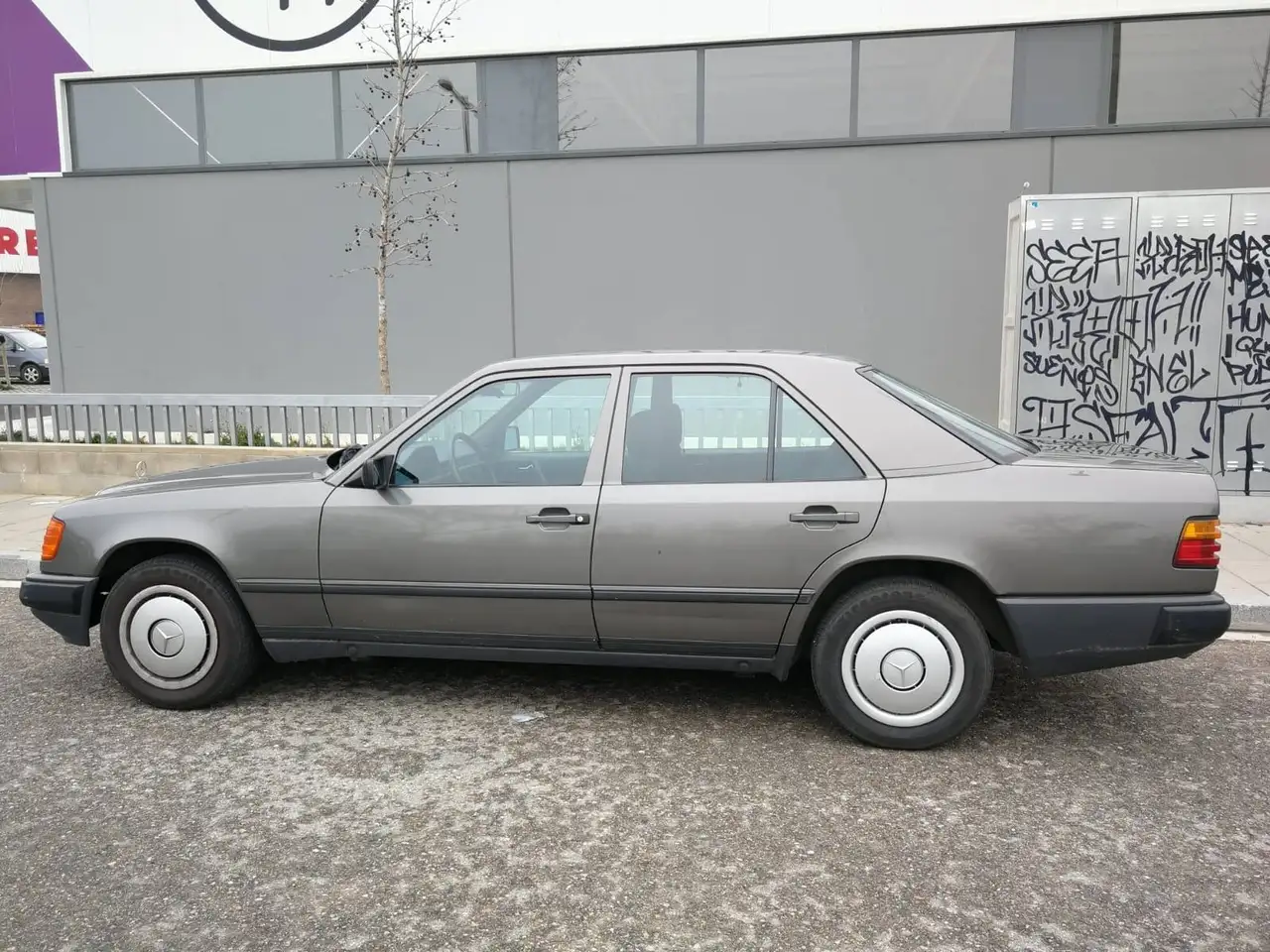 Mercedes-Benz 300E, foto 3