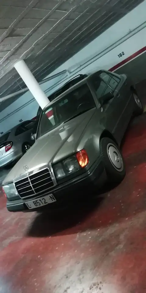 Mercedes-Benz 300E, foto 2