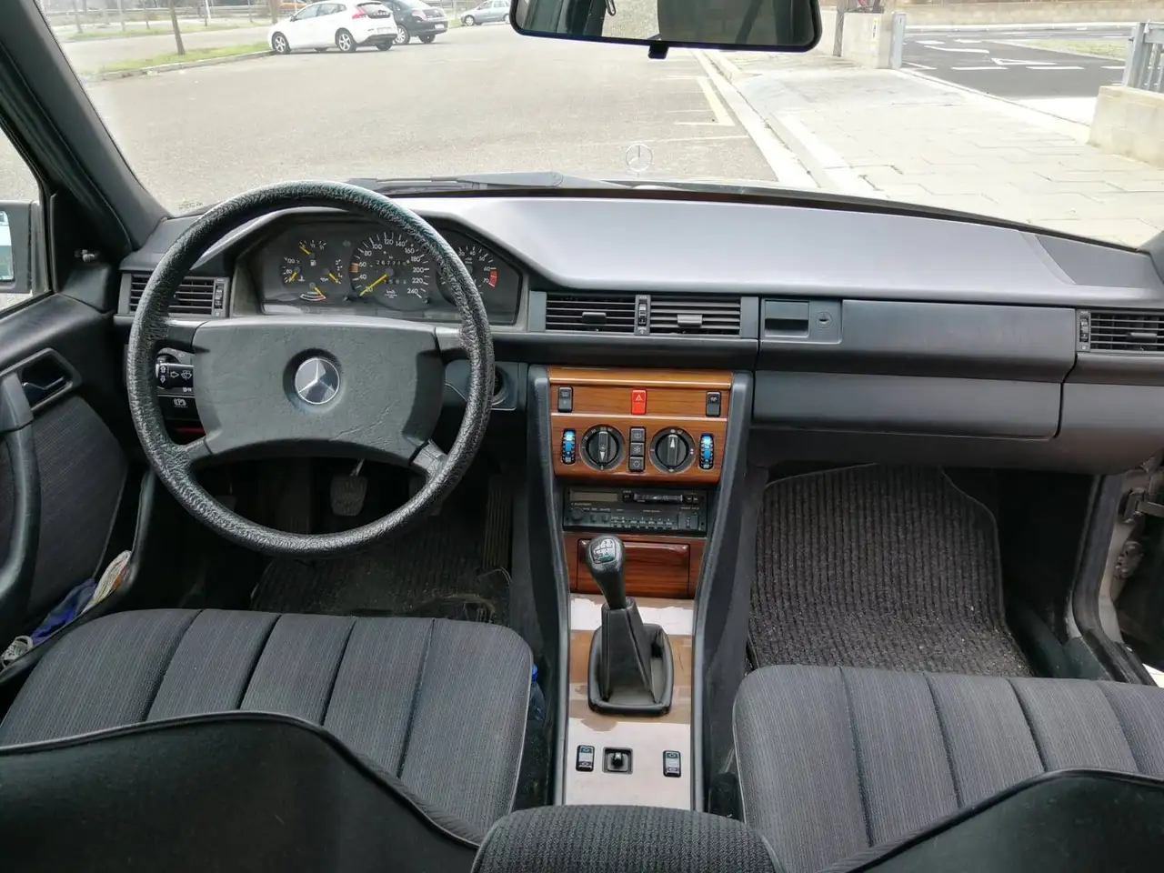 Mercedes-Benz 300E, foto 4