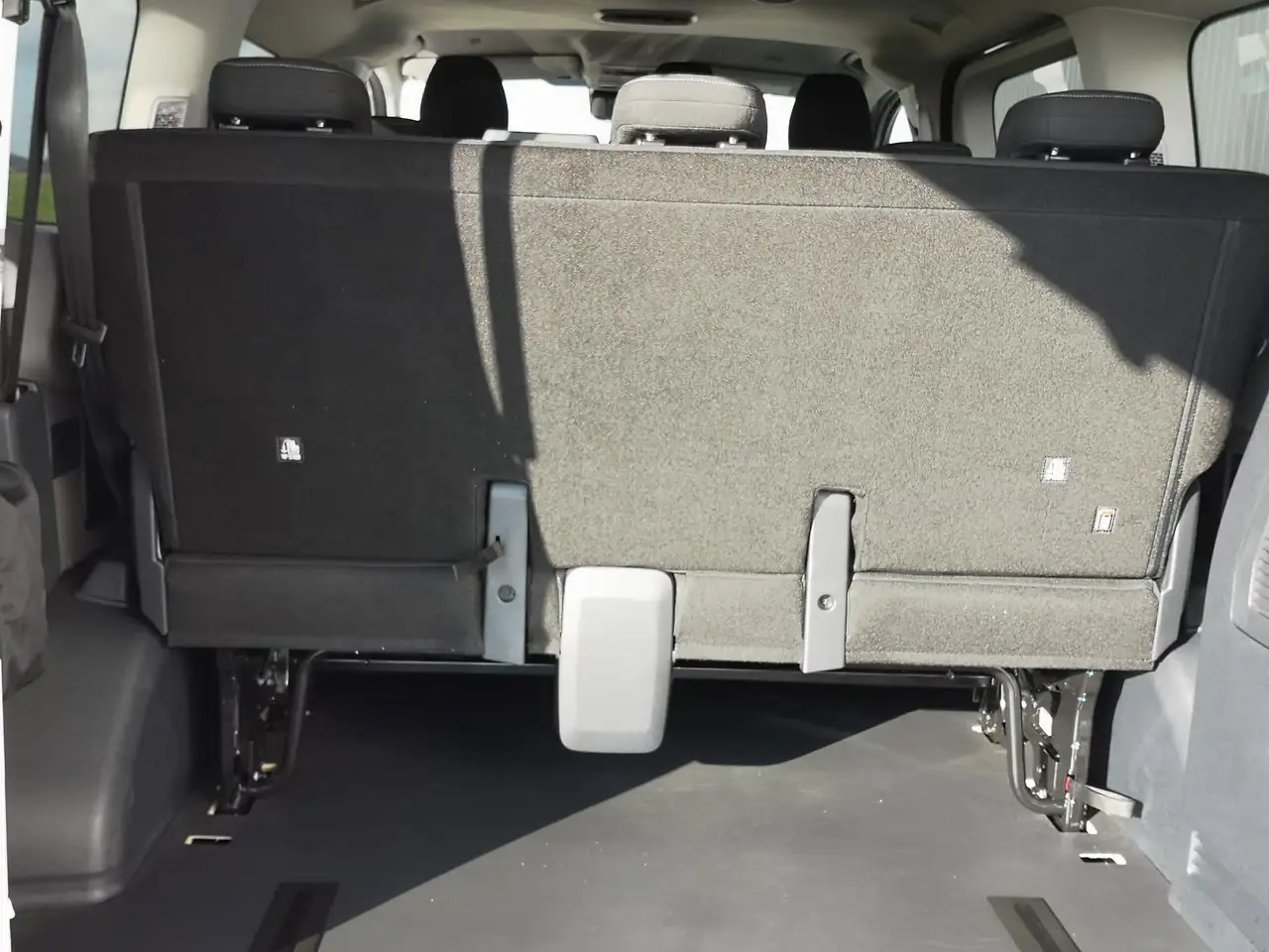 Volkswagen T7 Transporter 2.0 TDI DSG 9 Sitzer Kamera AHK GV5 9