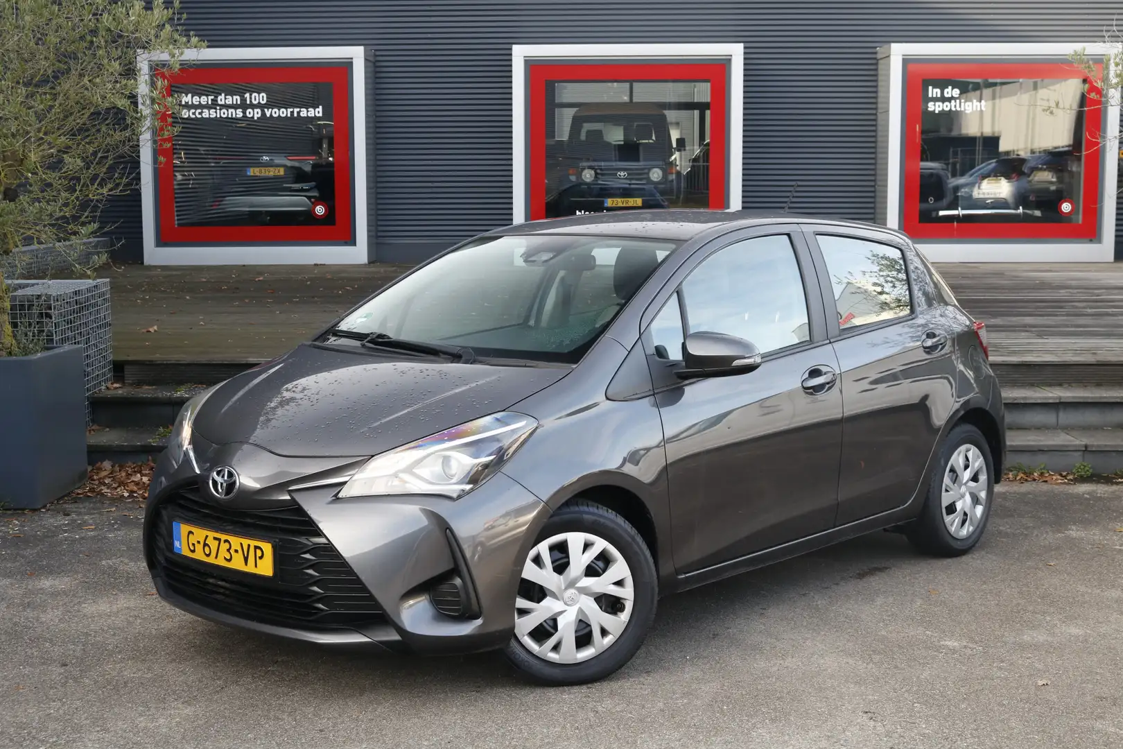 Toyota Yaris 1.5 VVT-i Active | Trekhaak | Benzine Automaat | T Grigio - 1