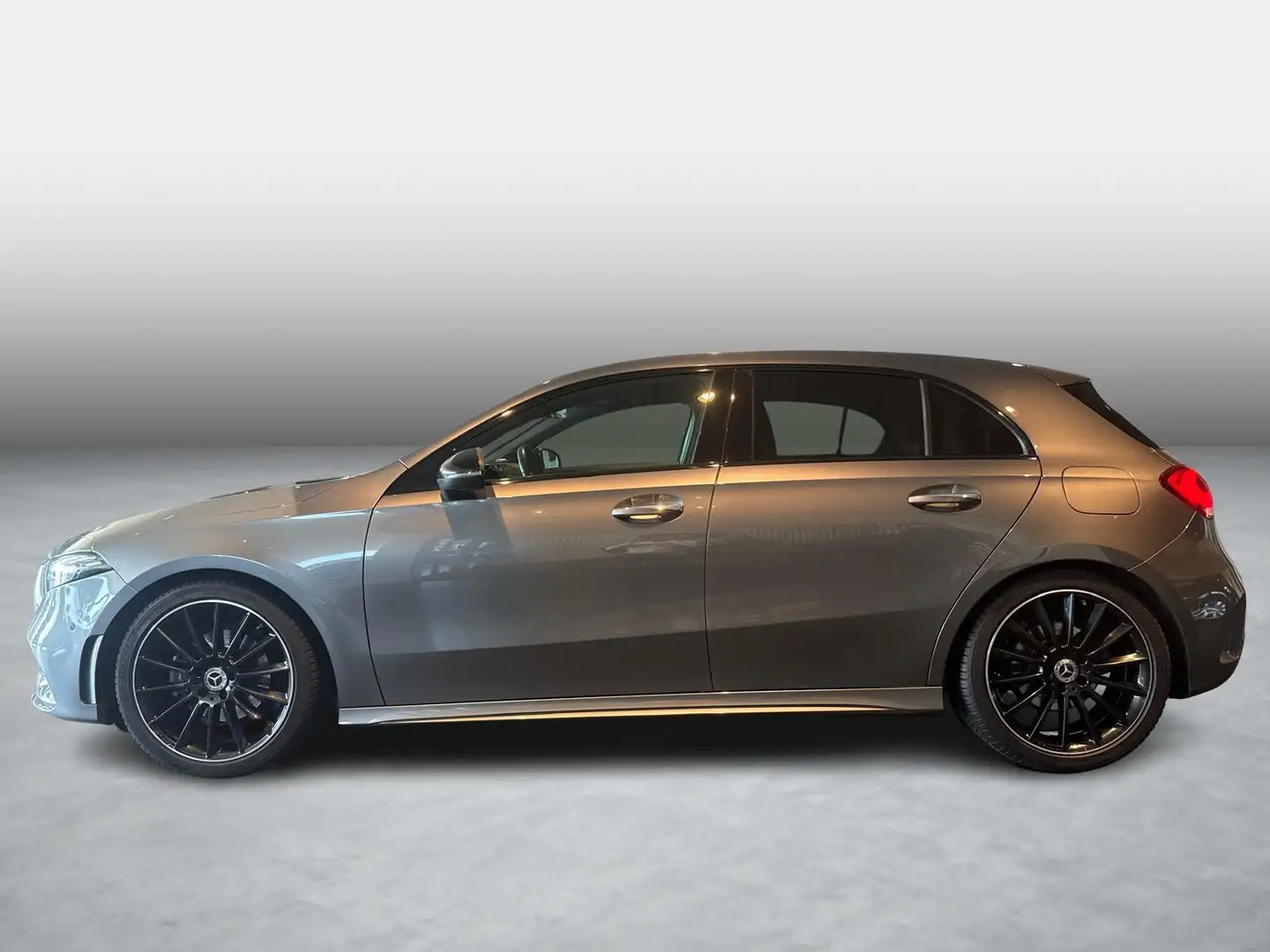 Mercedes-Benz A 200 AMG LINE + CARPLAY + TREKHAAK + BURMESTER + 1y USE Grijs - 2