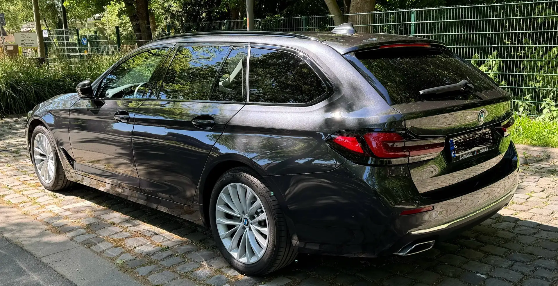 BMW 520 520d Touring Aut. Luxury Line , Pano, H&K, Keyless Grijs - 2