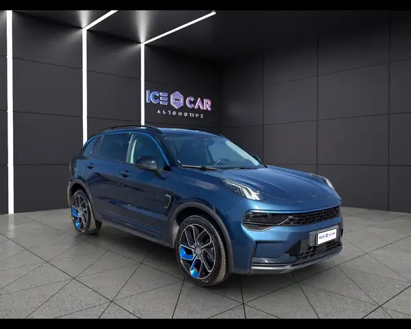 Lynk & Co 01 view 3