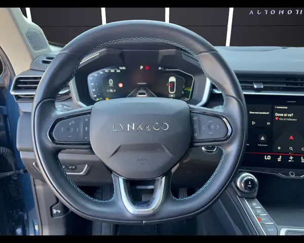 Lynk & Co 01 view 11