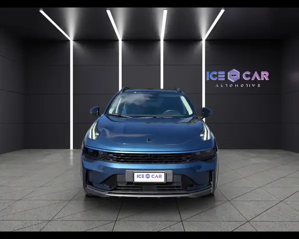 Lynk & Co 01 view 2