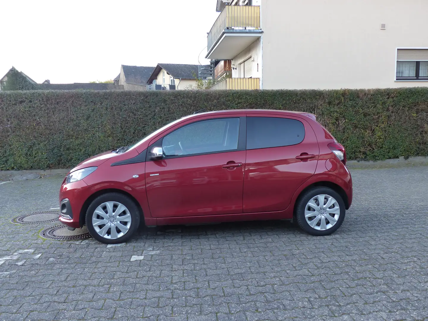 Peugeot 108 Style 72 VTI 5-Türer Rot - 2