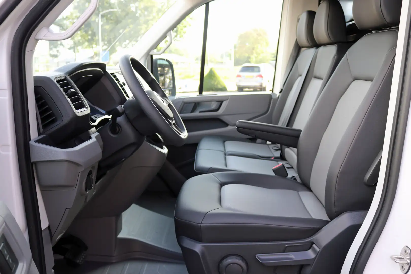 Volkswagen Crafter 35 2.0 Tdi L3H3 140Pk BPM vrij DSG-8 LED NAVI CRUI Wit - 2