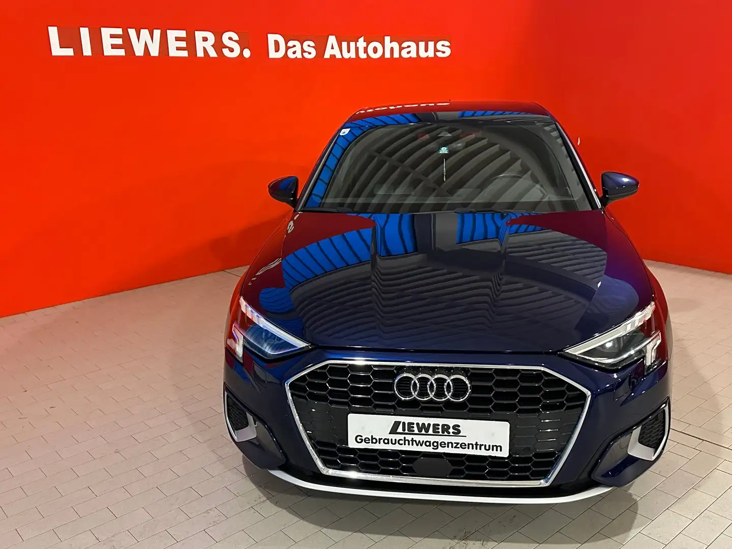 Audi A3 Limousine 30 TFSI advanced ext. Blau - 2