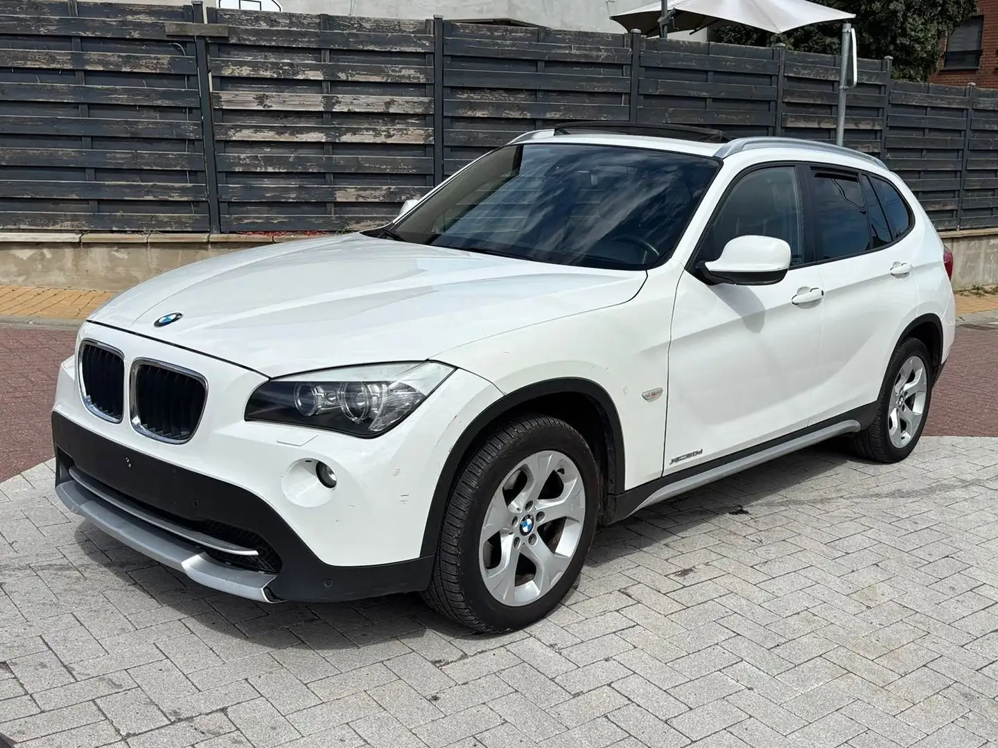 BMW X1 2.0D xDrive20 Boitemanuelle/120 kw/Marchand/Export Blanc - 1