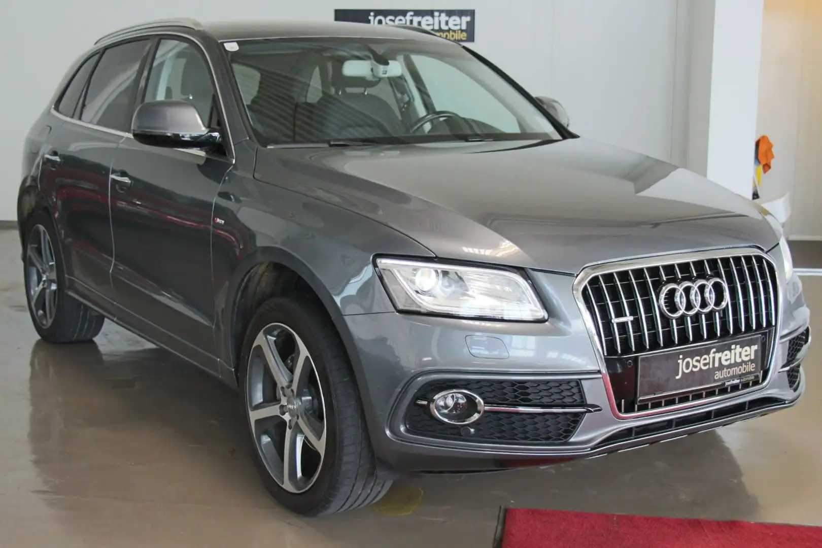 Audi Q5 2,0 TDI quattro Intense S-tronic Grau - 1