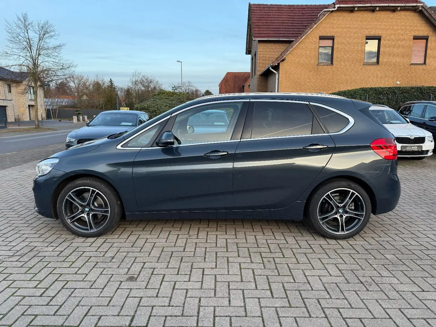 BMW 220 i Active Tourer, Automatik, AHK, Bremse neu, Grau - 2