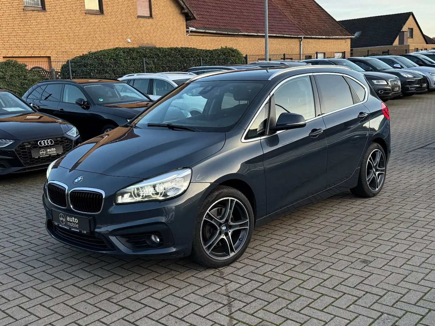 BMW 220 i Active Tourer, Automatik, AHK, Bremse neu, Grau - 1