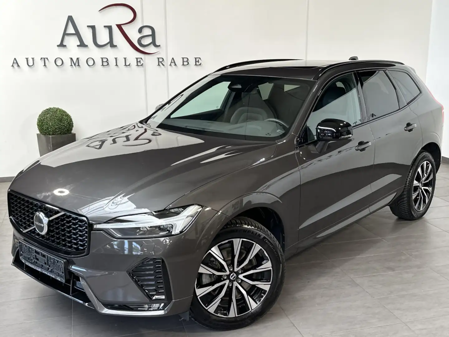 Volvo XC60 B4 D AWD Plus Dark NAV+LED+AHK+H&K+PANORAMA Gris - 2