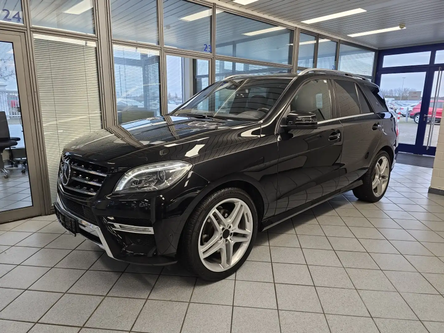 Mercedes-Benz ML 350 AMG Sportpaket, Airmatic, 2 Hand Negro - 2